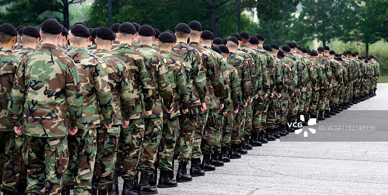 士兵列队站成一排图片素材