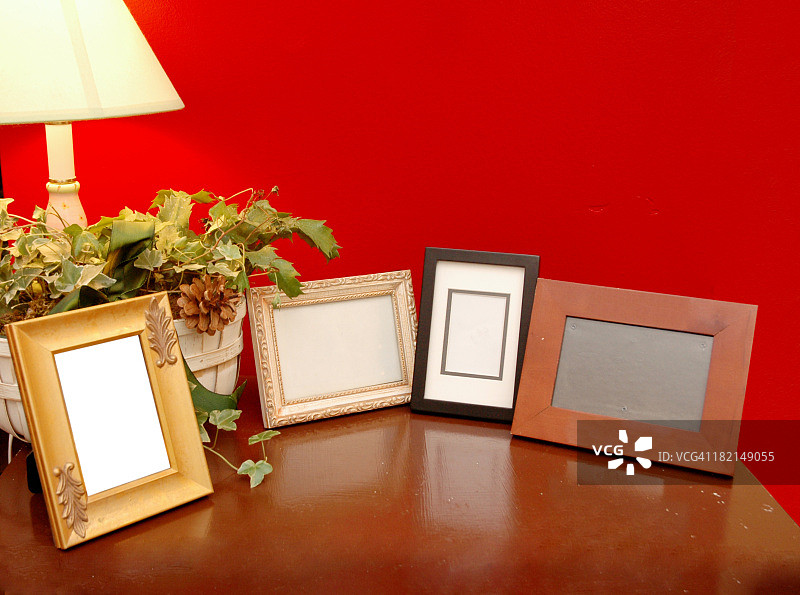 装饰有空相框的木桌图片素材