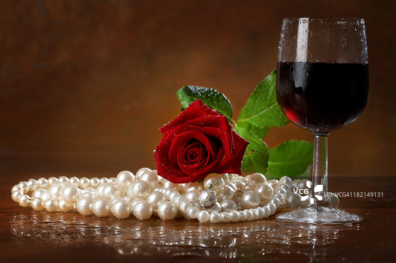 珍珠、玫瑰和葡萄酒图片素材