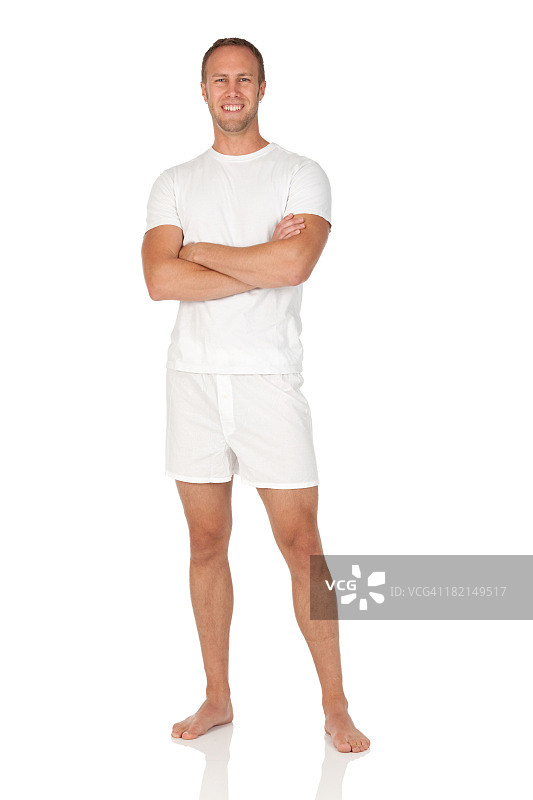 快乐的男人双臂交叉站立图片素材