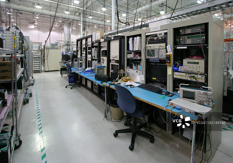 工业建筑内的现代工作站图片素材