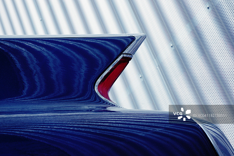 瓦楞铁金属墙上的经典汽车尾翼图片素材