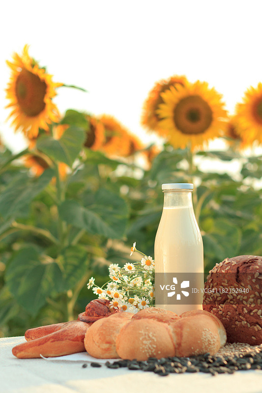 牛奶和面包图片素材