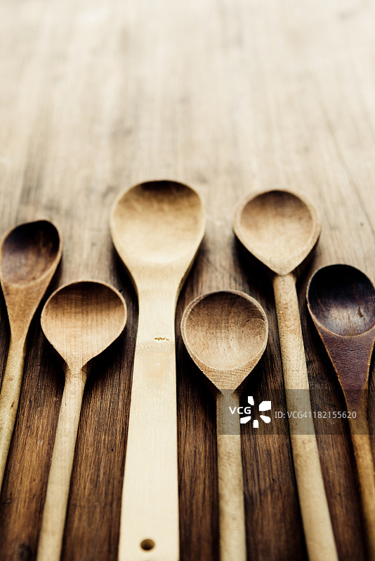 一排不同尺寸的木勺图片素材