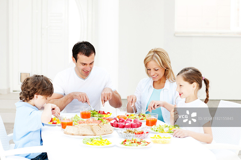 幸福家庭户外用餐图片素材