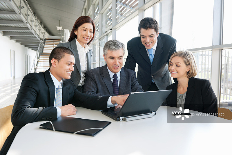 商人在会议中讨论图片素材