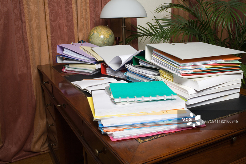 堆满杂物的办公桌图片素材