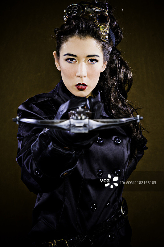 蒸汽朋克风格的持弩女子图片素材