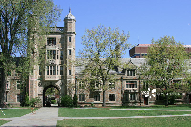 密歇根大学法学院，安娜堡，晴朗的蓝天图片素材