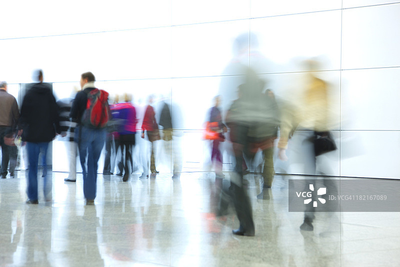 走在走廊里的通勤者，模糊的运动图片素材