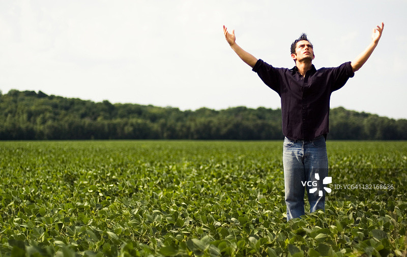 敞开双臂敬拜图片素材
