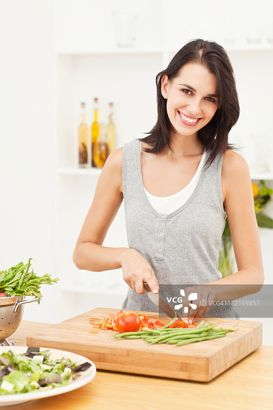 年轻女人在厨房准备食物图片素材