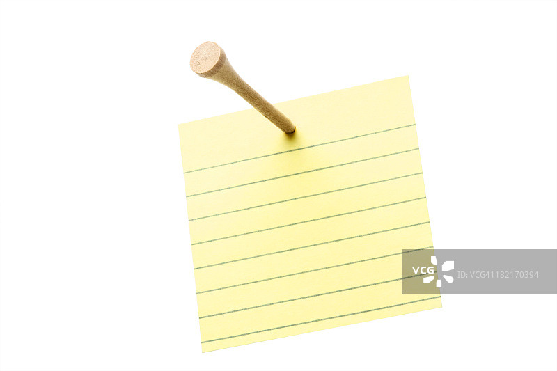 成排的黄色便利贴和木制高尔夫球座图片素材