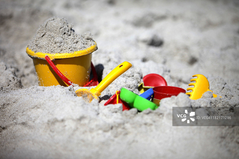 海滩沙滩上的水桶和铲子的特写图片素材