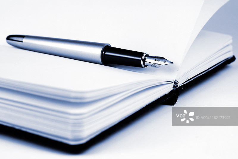 笔记本上的钢笔图片素材