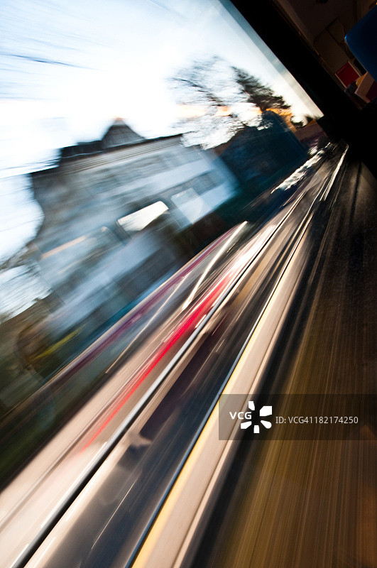 从高速行驶的列车向外看图片素材