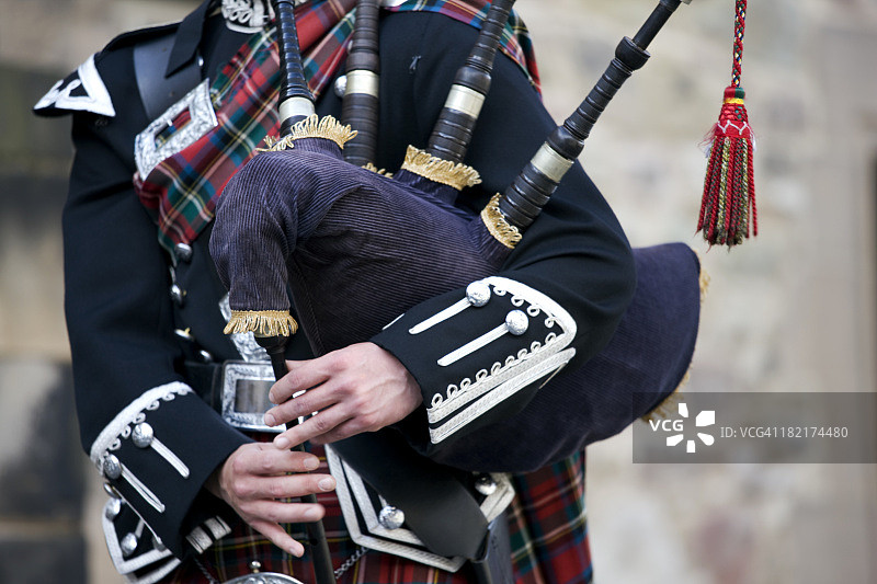 男人吹奏苏格兰风笛特写图片素材