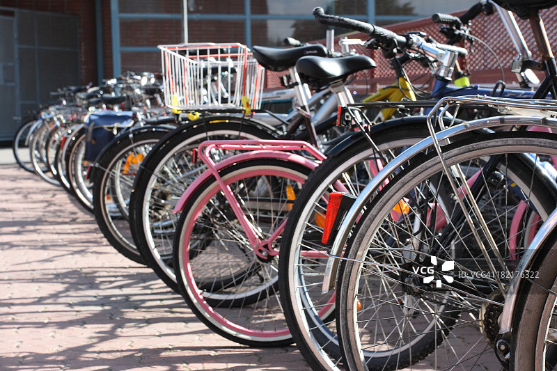 购物中心停车场上的自行车图片素材