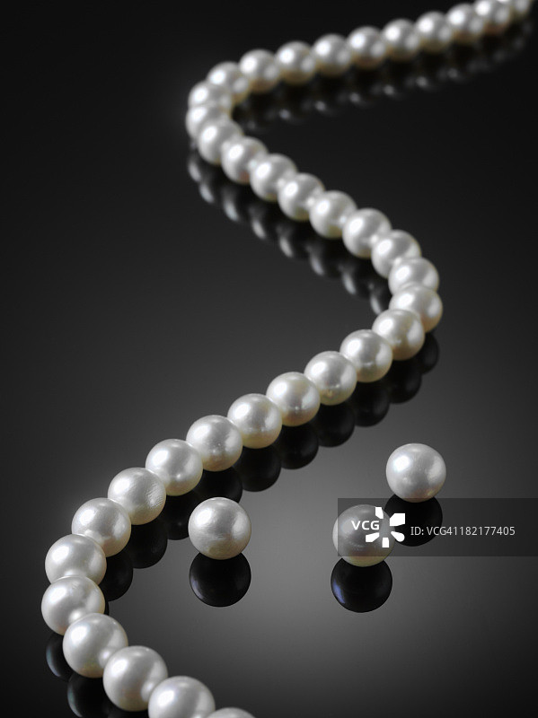 白色珍珠项链图片素材