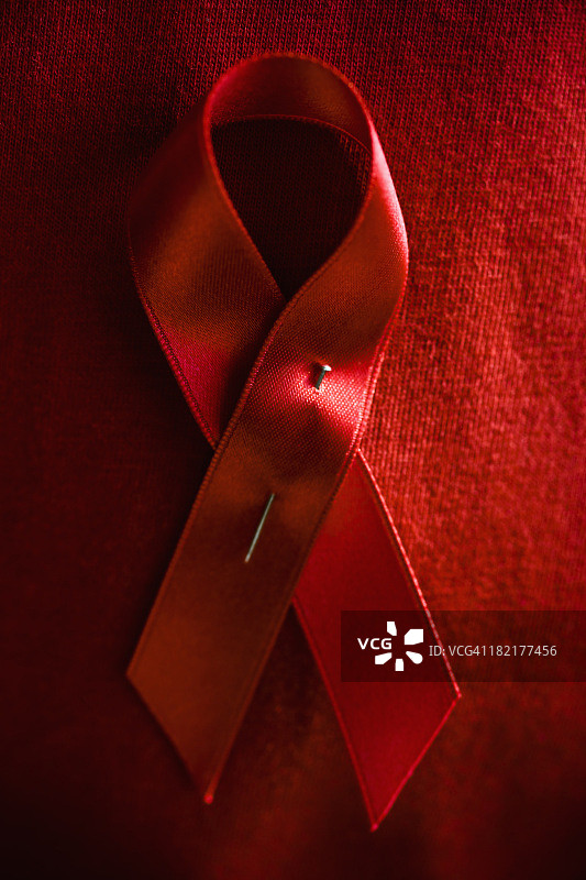 用于提高艾滋病意识的丝滑、红色、闪亮丝带图片素材