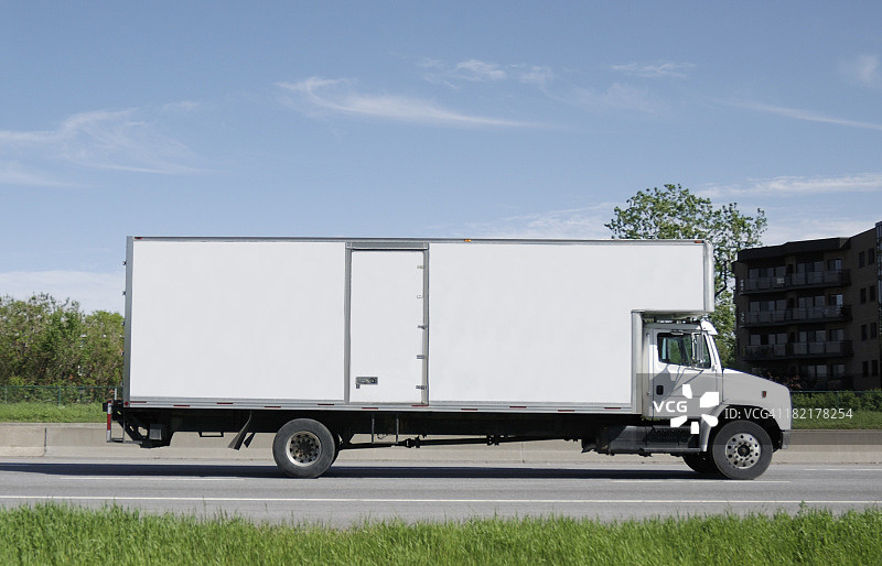 道路上行驶的卡车图片素材