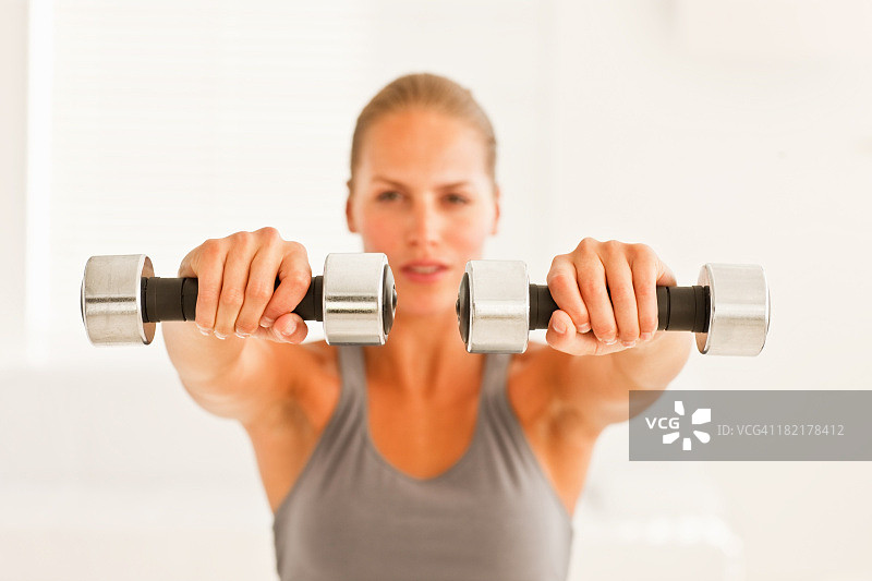 年轻女子锻炼图片素材