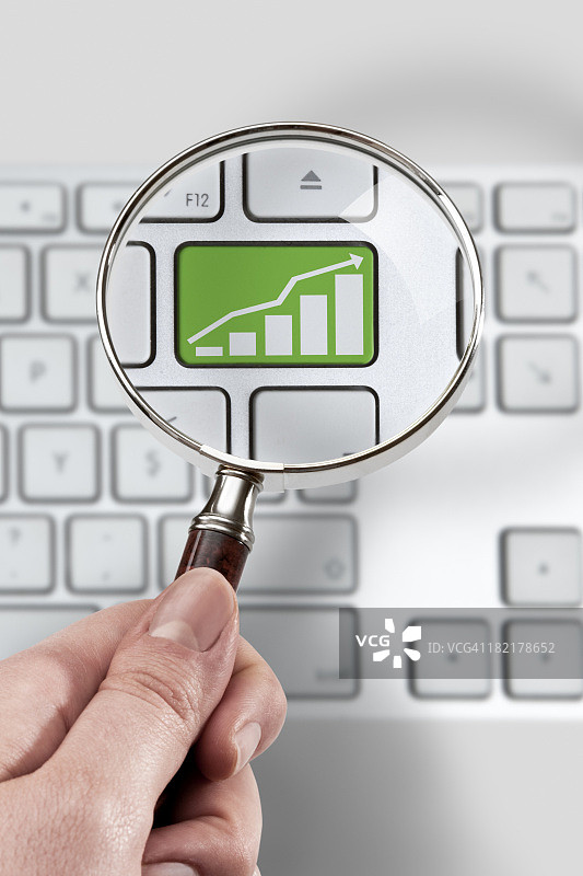 放大镜和投资概念图片素材