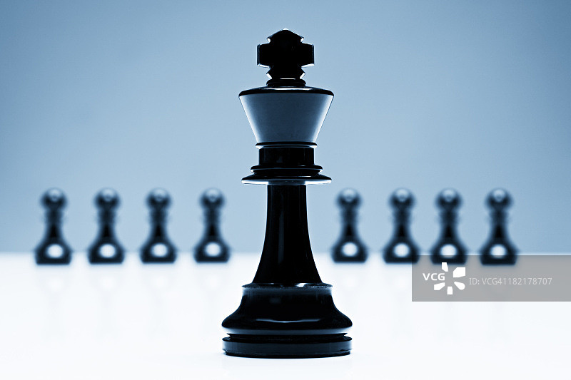 国际象棋：国王引领士兵图片素材