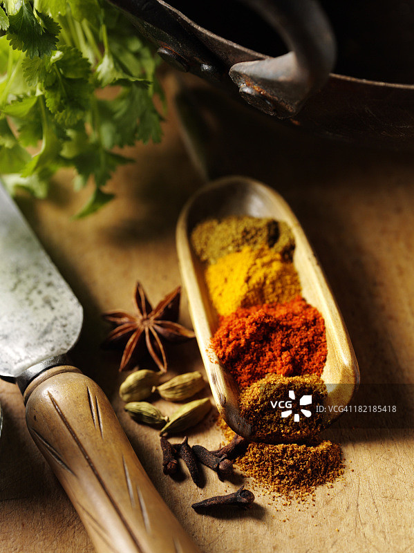 混合香料与旧式烹饪用具图片素材