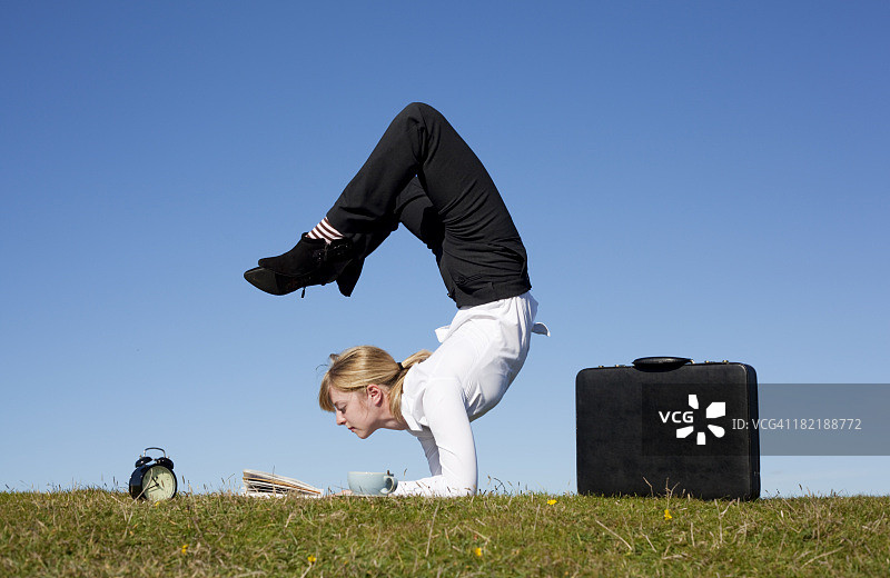 办公室瑜伽蝎子式图片素材