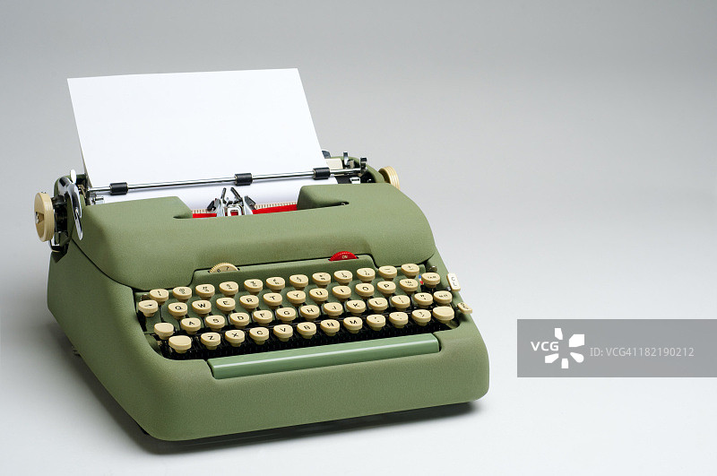 带空白纸张的绿色电动打字机图片素材