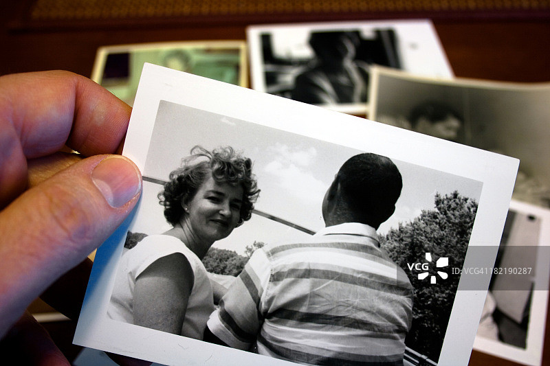 手持1950年代夫妻老照片图片素材