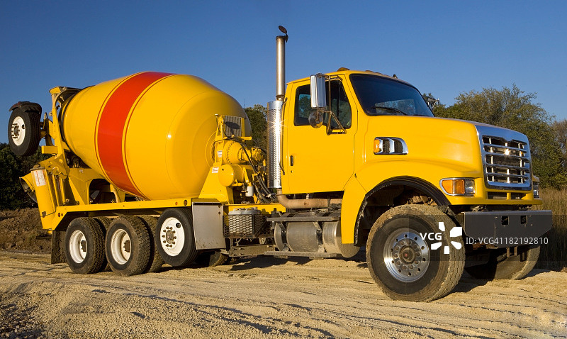 离开建筑工地的水泥罐车图片素材