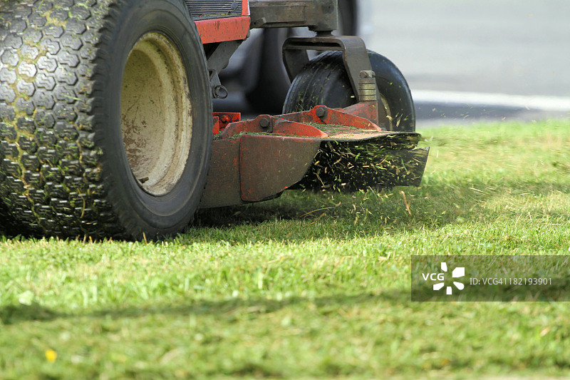 刀片割草特写图片素材