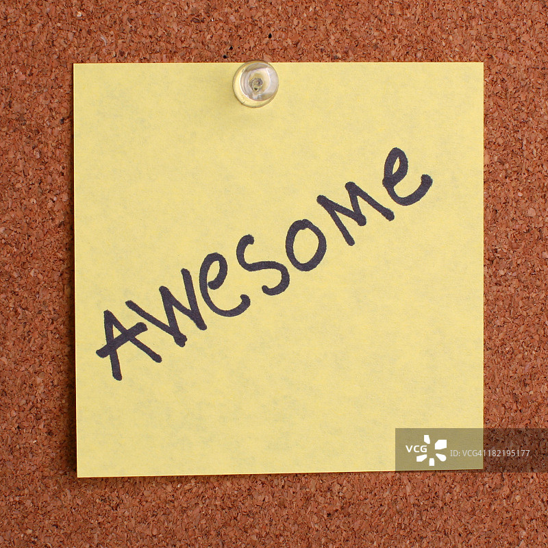 软木板上的黄色便签图片素材