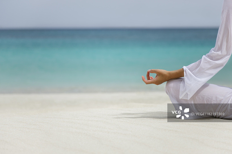 加勒比海瑜伽女人图片素材