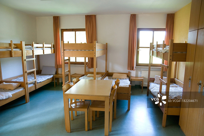 青年旅社内干净的客房图片素材