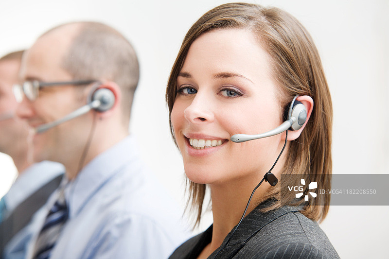 一群戴着耳机的电信呼叫中心人员图片素材