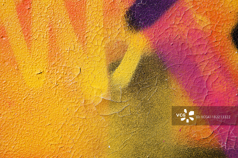 裂纹表面的彩色涂鸦图片素材