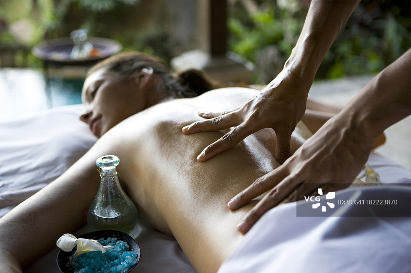 背部按摩图片素材