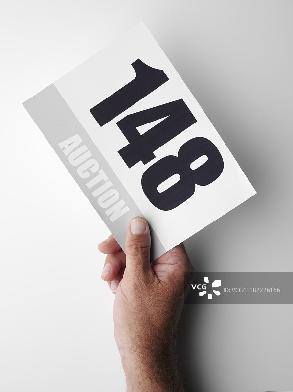手持拍卖牌图片素材