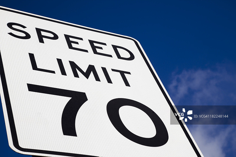 限速70高速公路标志蓝天背景图片素材