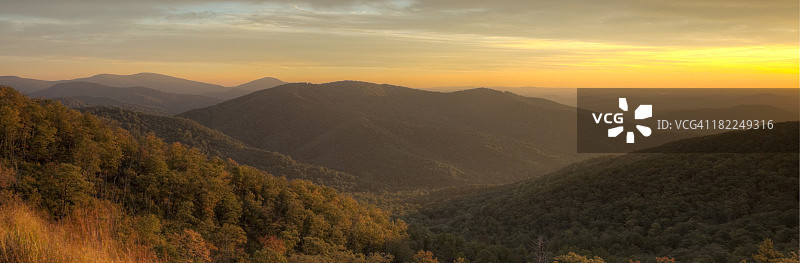 黄昏时的蓝岭山脉图片素材