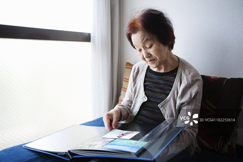 女性和相册图片素材