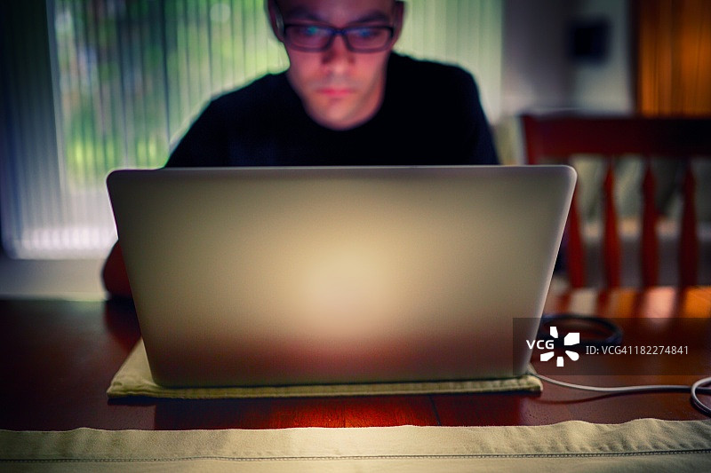 努力工作使用笔记本电脑图片素材