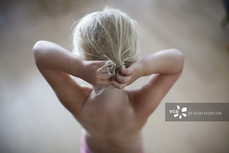 女孩在头发上扎了个发髻图片素材