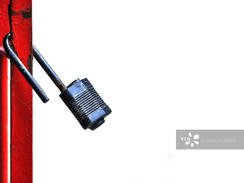 红色大门上悬挂的打开的锁图片素材