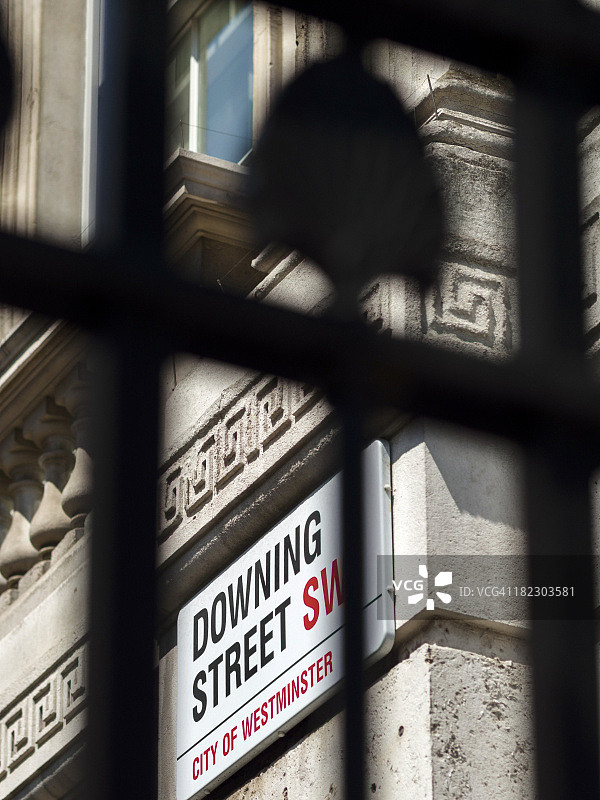 透过屏障看到的唐宁街标志图片素材