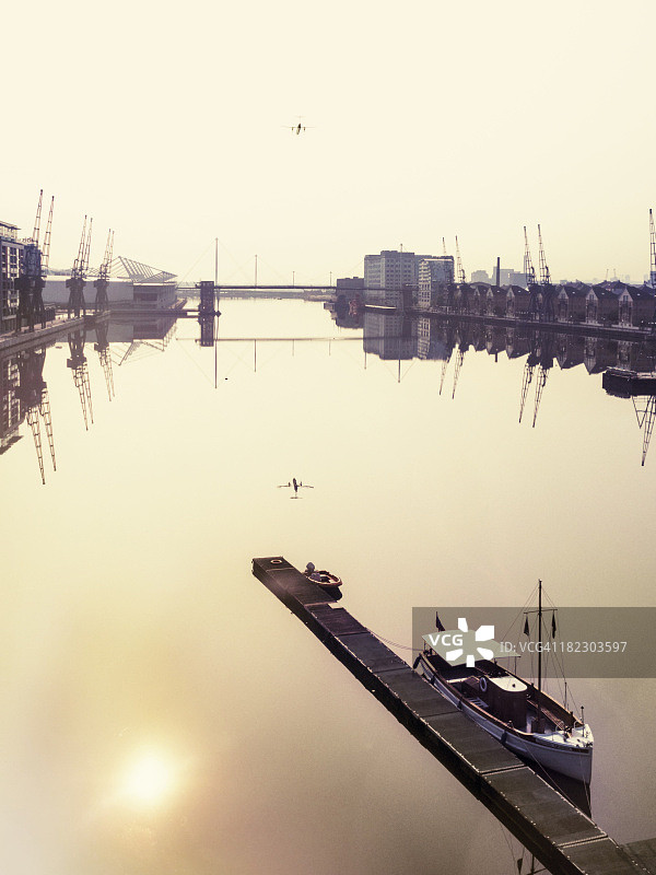 飞机飞越伦敦皇家维多利亚码头图片素材