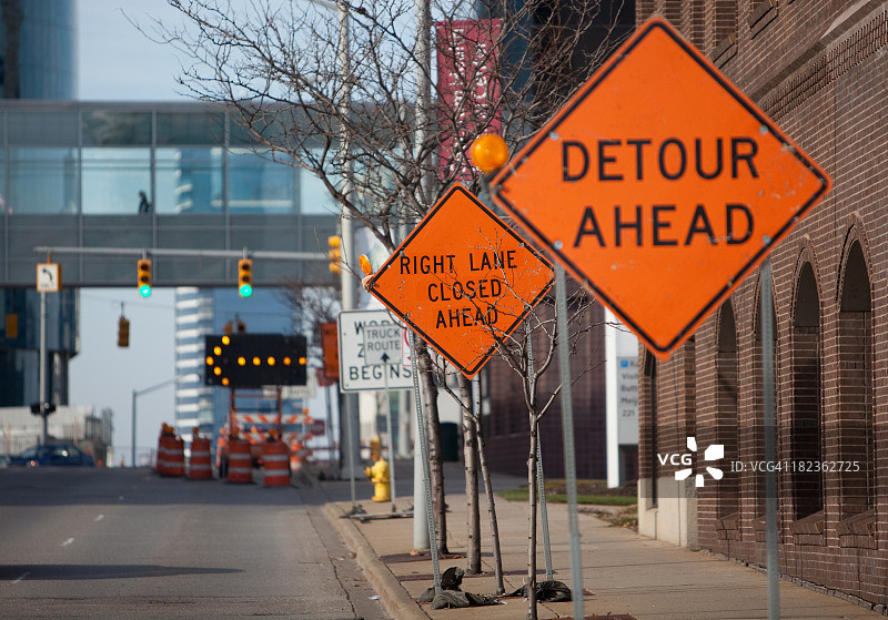 市中心区域的道路施工标志图片素材
